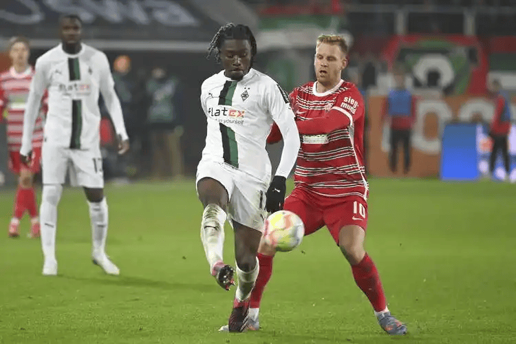 德甲次回合对决在即!波士顿凯尔特人演练定位球,广东男篮密集防守应对的简单介绍